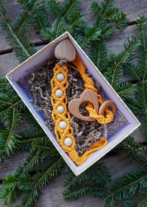 Makramee Geschenkbox für Babies und Kleinkinder in der Farbe Mango/Gelb/Orange