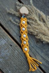 Makramee Schnullerkette in Mango / Gelb / Orange mit einem Herz-Holzclip