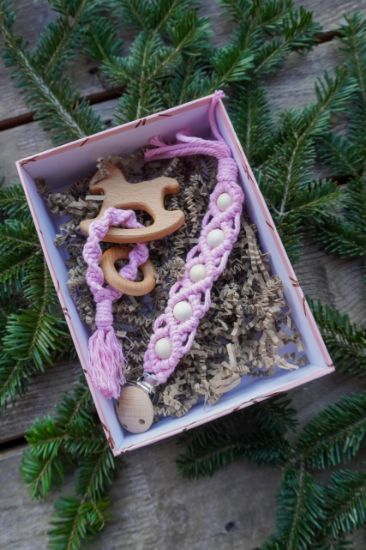 Makramee Geschenkbox für Babies und Kleinkinder in der Farbe Rosarot