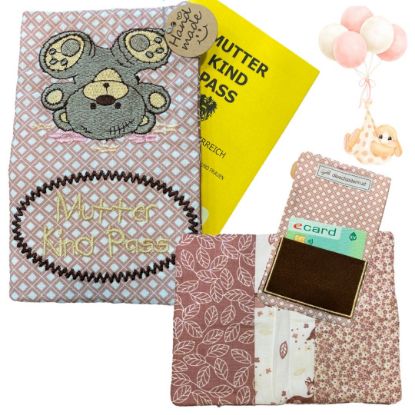 Bild von Handgemachte Mutter-Kind-Pass Hülle – verspielter Bär in zarten Rosatönen