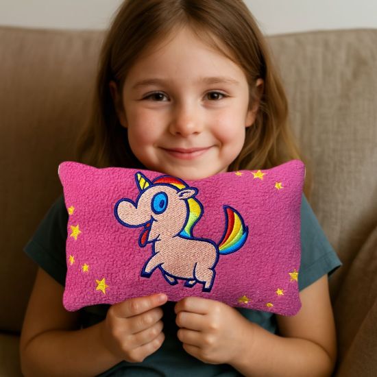 Bild von Kuschelkissen mit Regenbogen-Einhorn – Magie zum Anfassen!