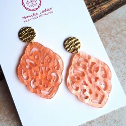 Bild von Ornament-Ohrstecker - Rhombusform - coral pink - Stecker rund goldfarbig